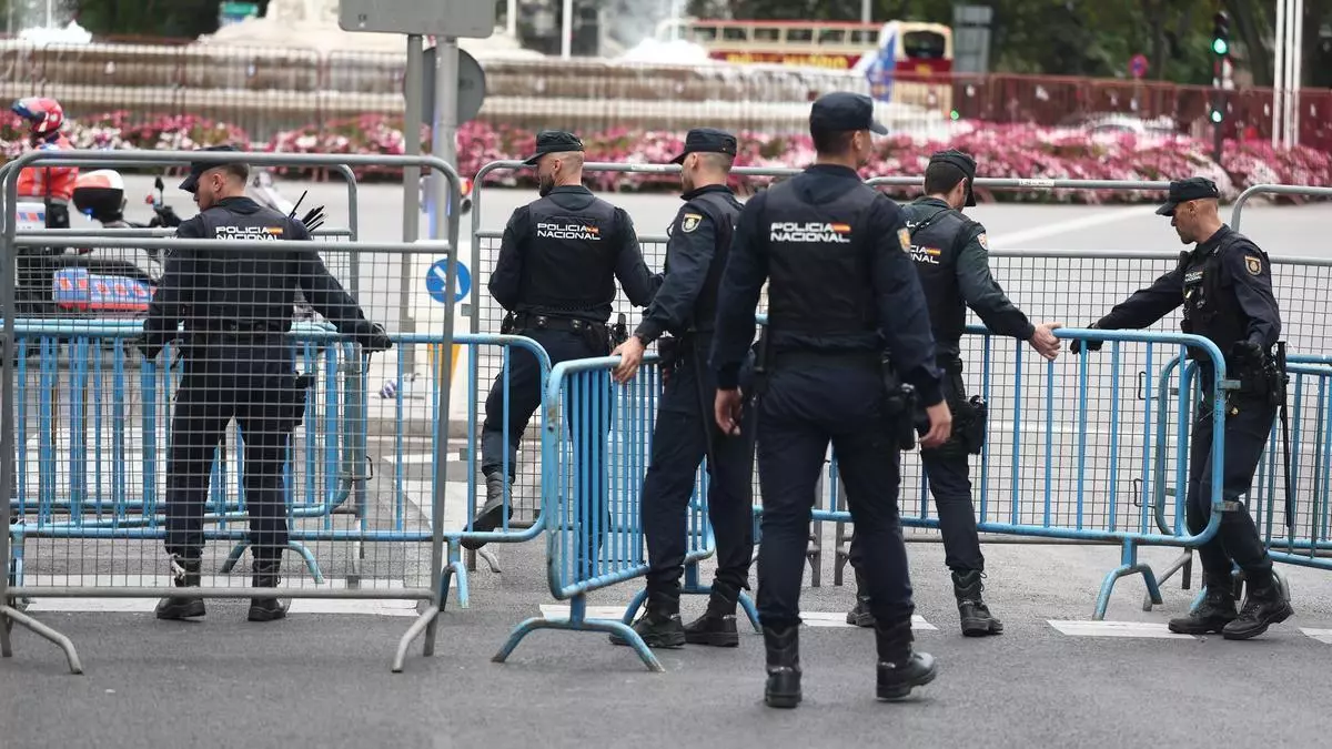 La policía blinda el Congreso ante la llegada de los acampados de Sol por la votación de los decretos de vivienda