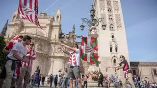 La marea roja desborda Sevilla por la final de la Copa del Rey: la seguridad se pone a prueba con 50.000 aficionados sin entrada