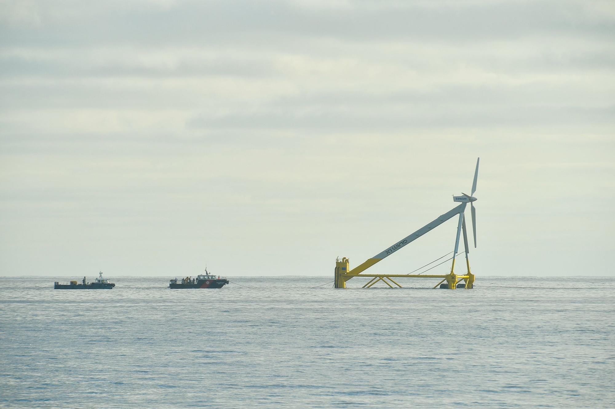 Traslado del aerogenerador flotante en San Cristóbal