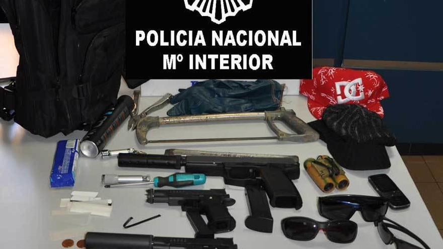 Las armas simuladas y el resto de utensilios intervenidos por la Policía Nacional a los detenidos.