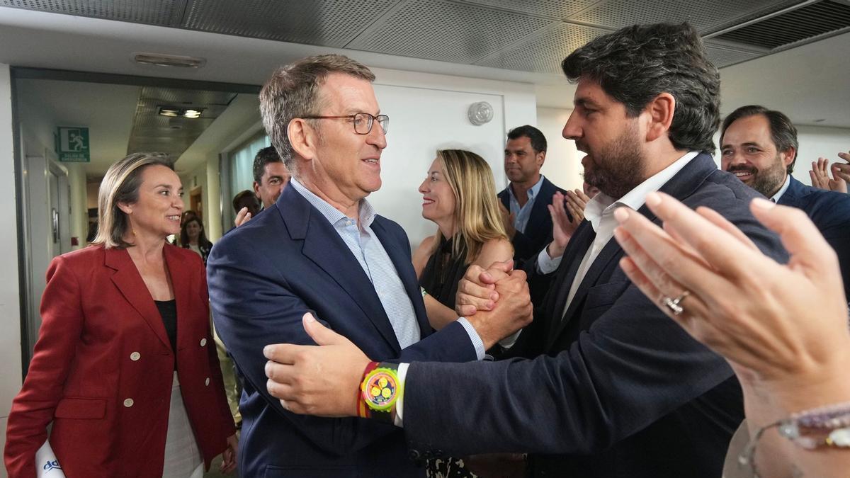 Fernando López Miras (d), saludando ayer a Alberto Núñez Feijóo, ayer en la sede del PP nacional.