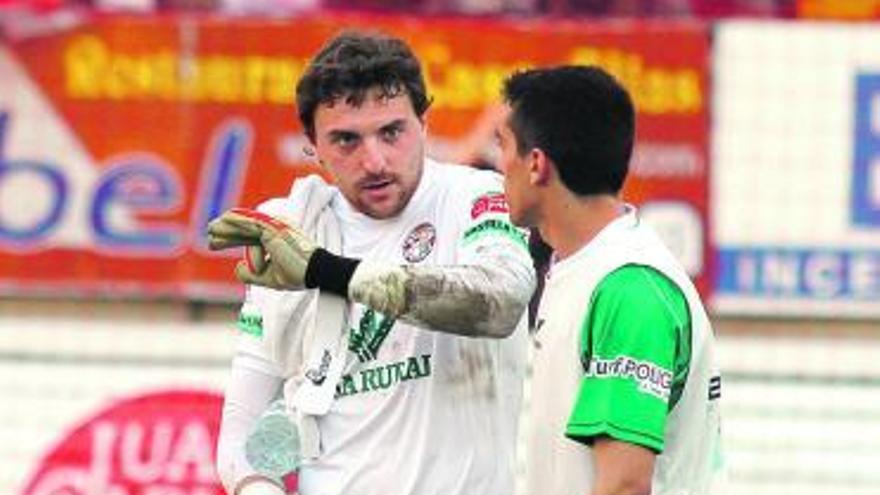 Sergio Sánchez saluda a un jugador del Guijuelo al término del partido.
