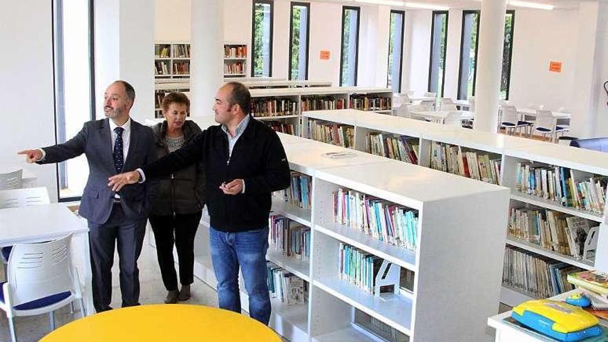 Regades, Alfaro y Montes Bugarín en una visita a la biblioteca. // A. H.