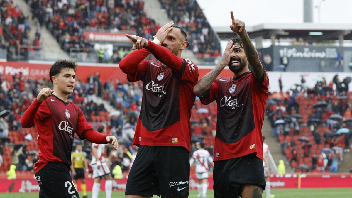 Torschütze Vedat Muriqi (Mi.) feiert einen seiner beiden Treffer im 3:0-Sieg gegen Rayo Vallecano.