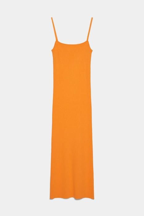 Vestido de punto de Zara. (Precio: 19,95 euros)