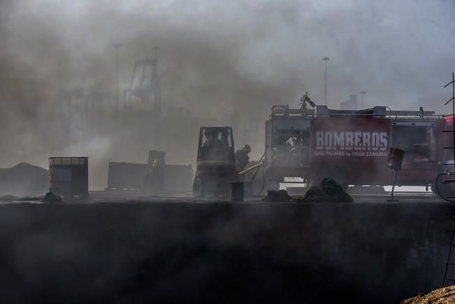 Incendio de un barco en el Muelle Reina Sofia