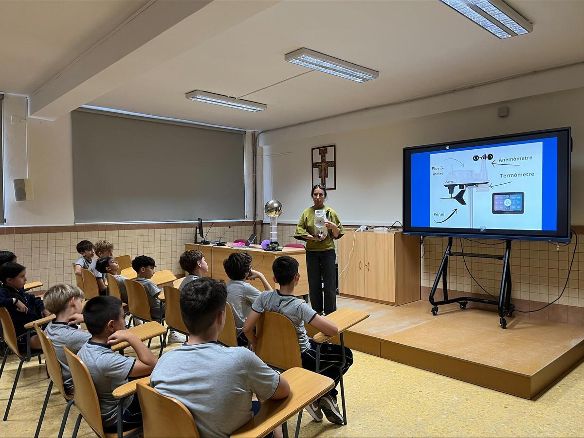 Una sessió de ‘MeteoAula’ on una tècnica d’Inforatge explica a alumnat de Riba-roja el funcionament d’una estació meteorològica automàtica.