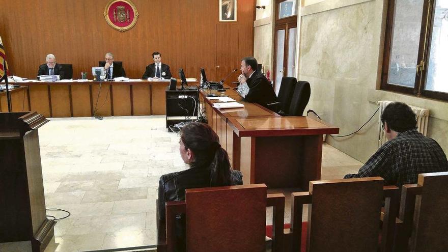 Tamara C.M., hermana de ´El Pablo´, y otro acusado, ayer en la última sesión del juicio en la Audiencia.