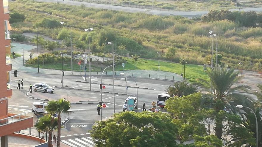 Fallece un motorista en Alicante al salirse su vehículo de la avenida de Elche