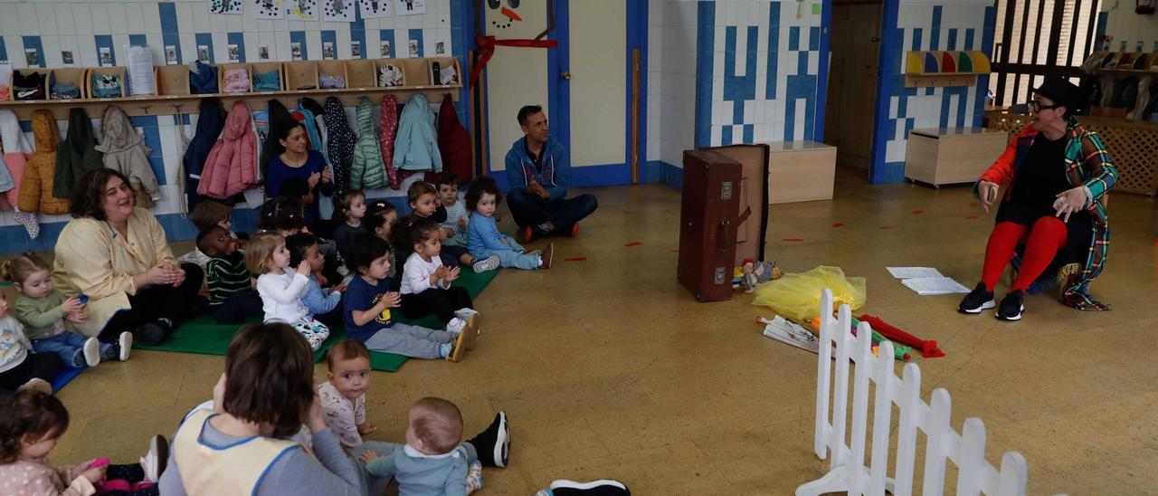 Una actividad de bebecuentos en una escuelina de Avilés.