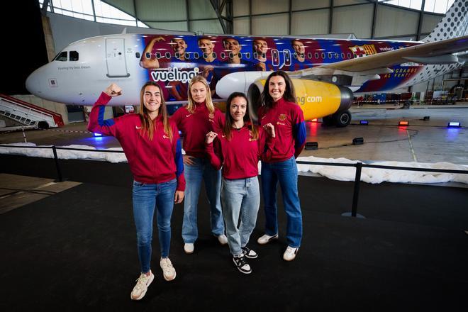 Las jugadoras del Barça posan ante su avión