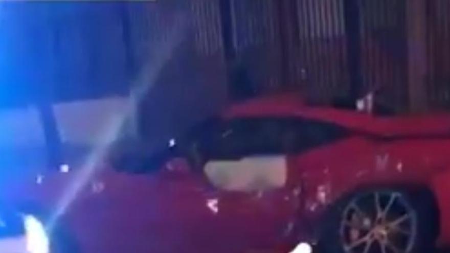 El conductor de un Ferrari  se fuga tras chocar contra varios coches aparcados en València