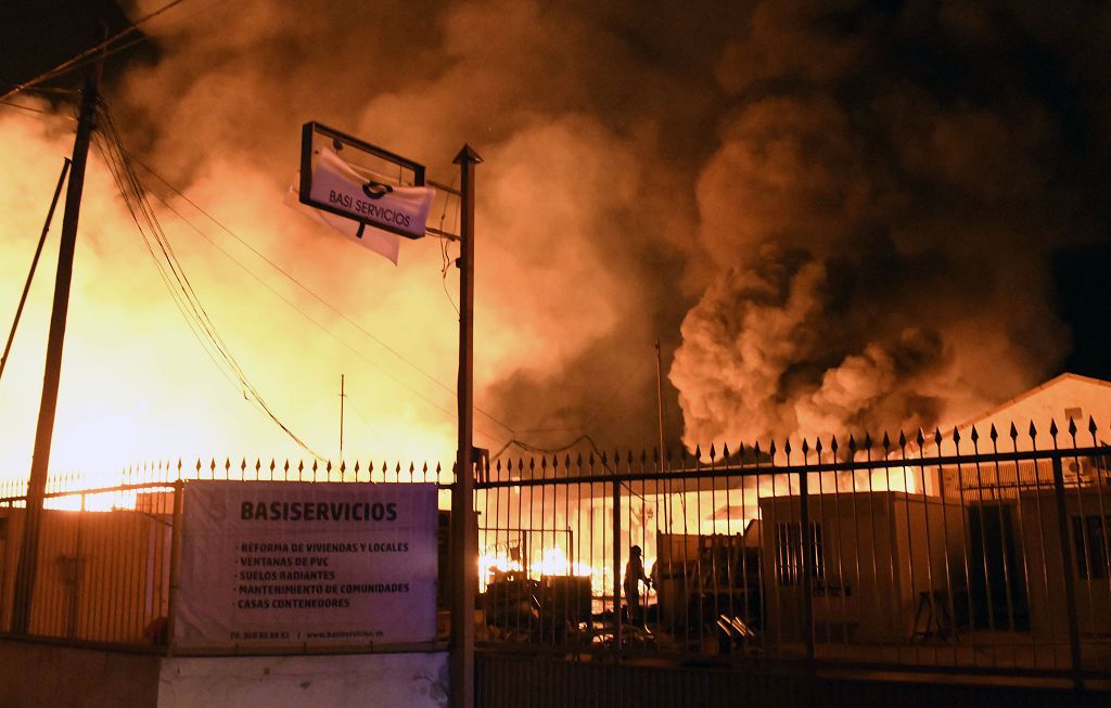 Estas son las imágenes que el aparatoso incendio de Puente Tocinos ha dejado este sábado