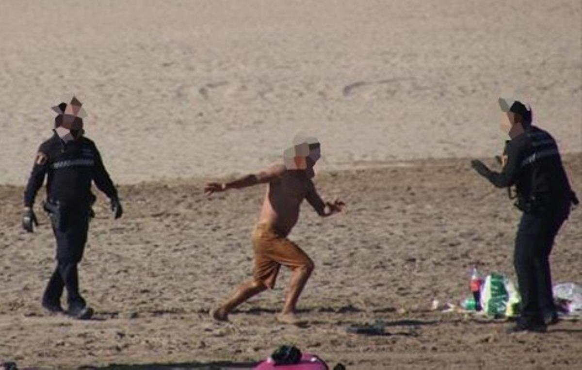 El sospechoso trata de escapar de la policía en la playa de la Malva-rosa.