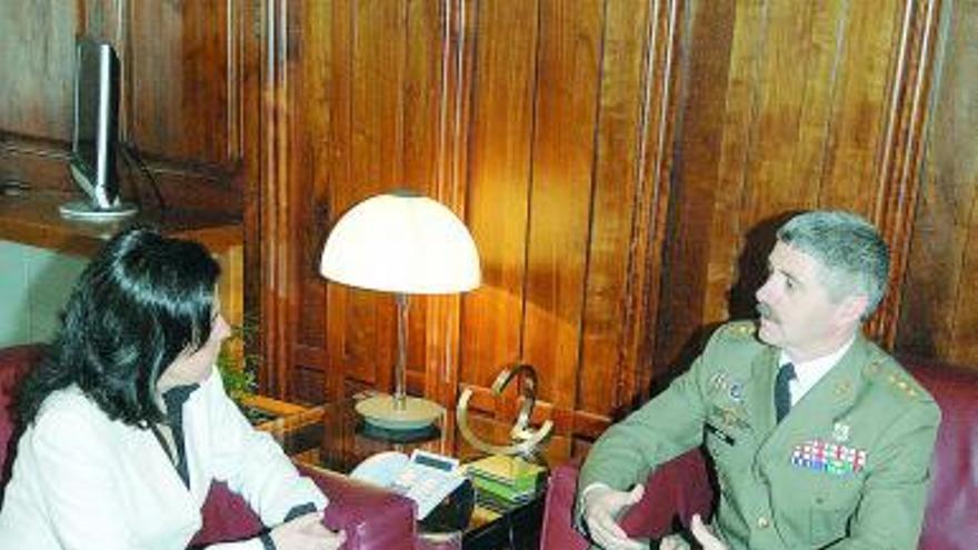 El coronel Miguel Alcañiz se despide de Asturias La Nueva España