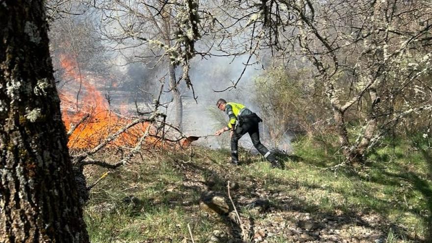 Agente tráfico apagando el fuego en el barrio de la Gafa