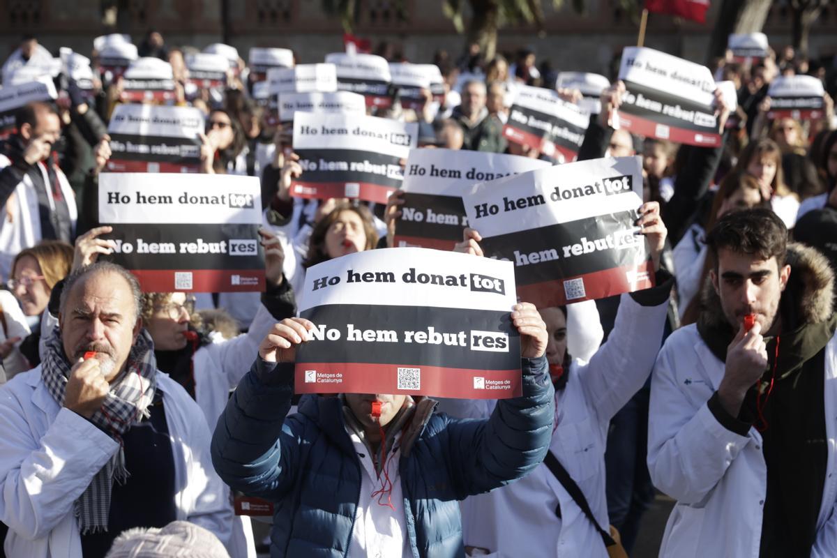 Los sanitarios se han manifestado desde el Departament de Salut hasta la estación de Sants en defensa de la sanidad pública durante el primer día de la huelga de médicos.