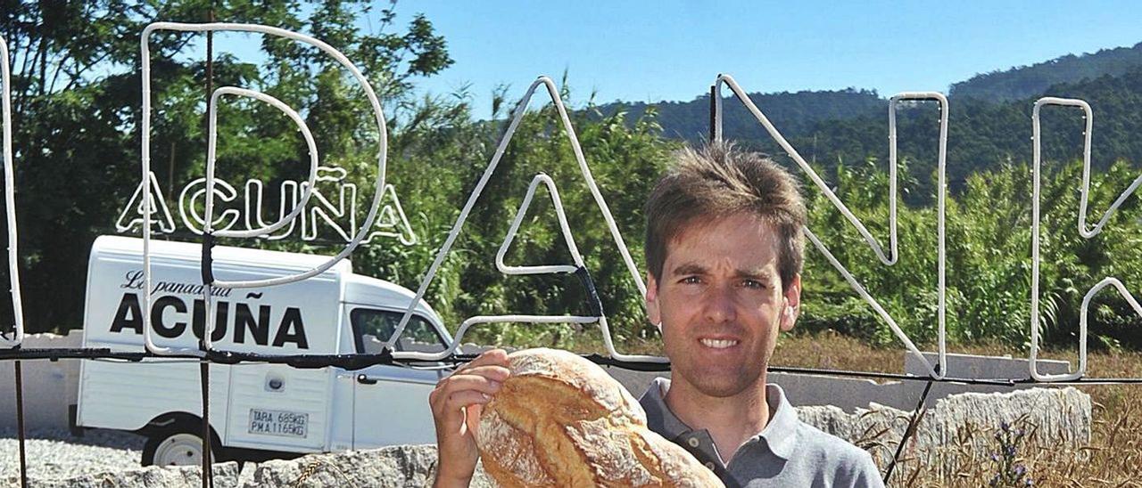 Andrés Acuña posa en su plantación de trigo