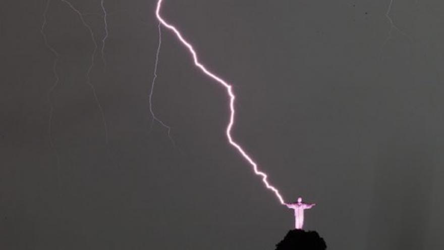 Un rayo daña la estatua del Cristo Redentor de Río de Janeiro