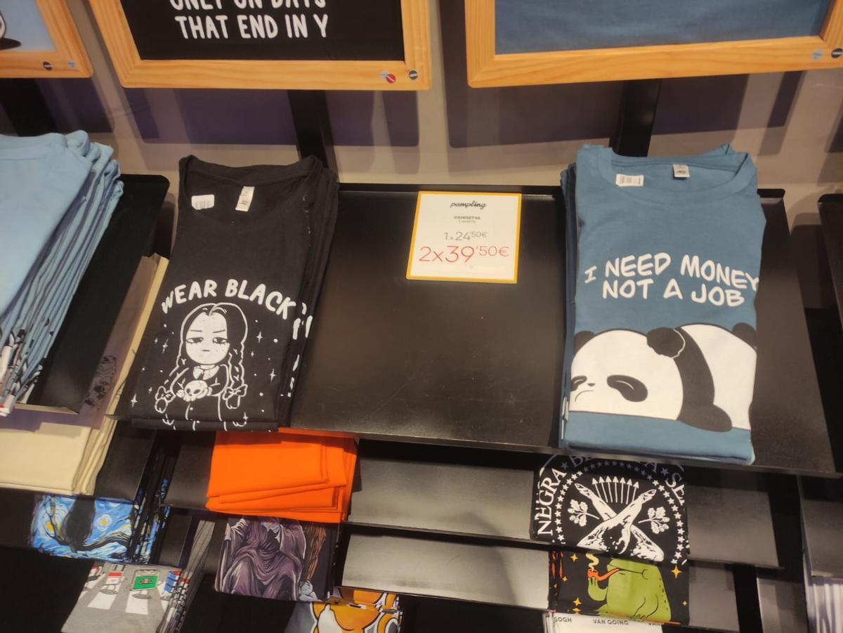 Die Auswahl an T-Shirts ist groß.