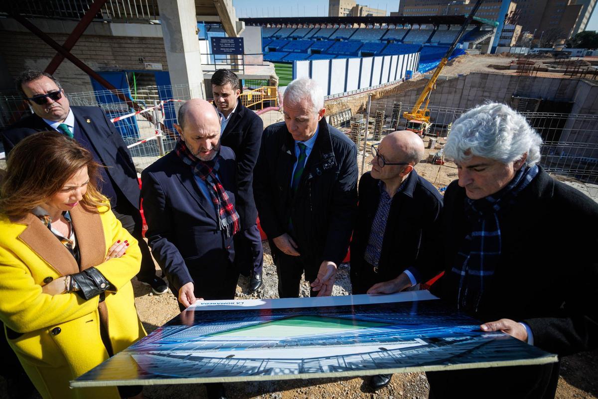 Louzán visita las obras de La Nueva Romareda de Zaragoza.