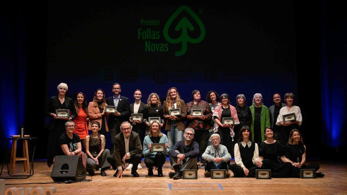 Foto de familia dos gañadores do premios Follas Novas.