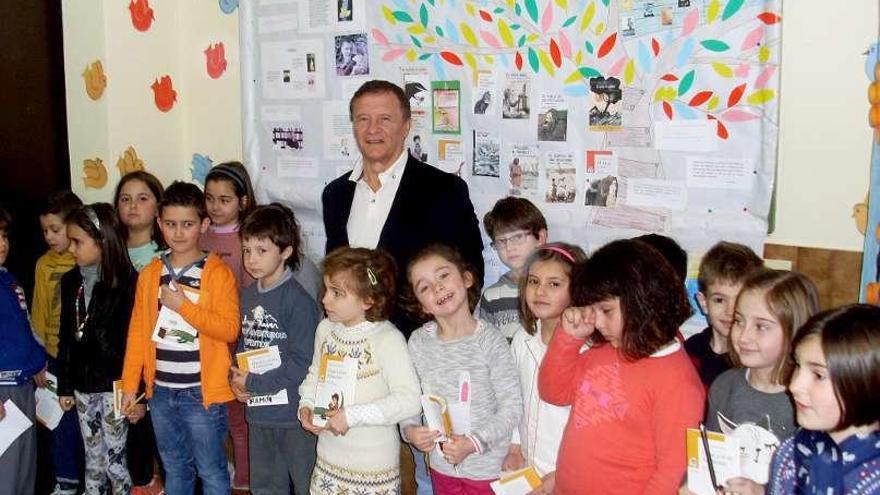 Muñoz Puelles visitó a los escolares riosellanos