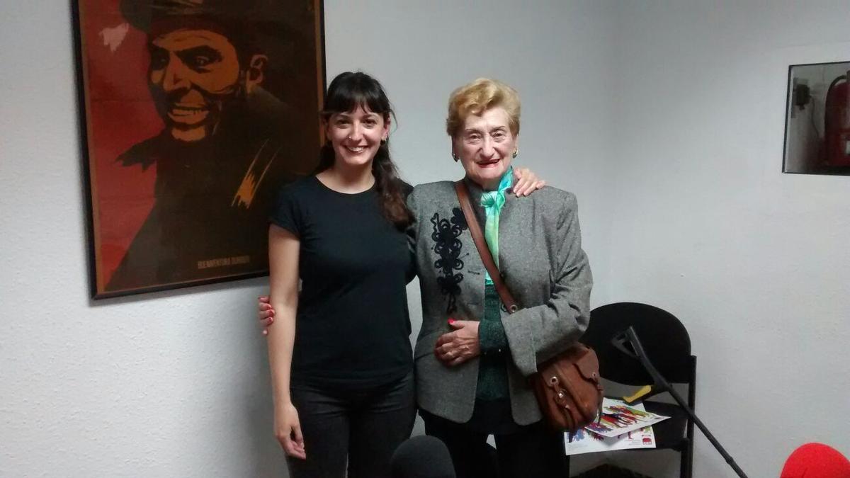 Rosaía Sender Begué junto a la historiadora de arte Irene Cubells.