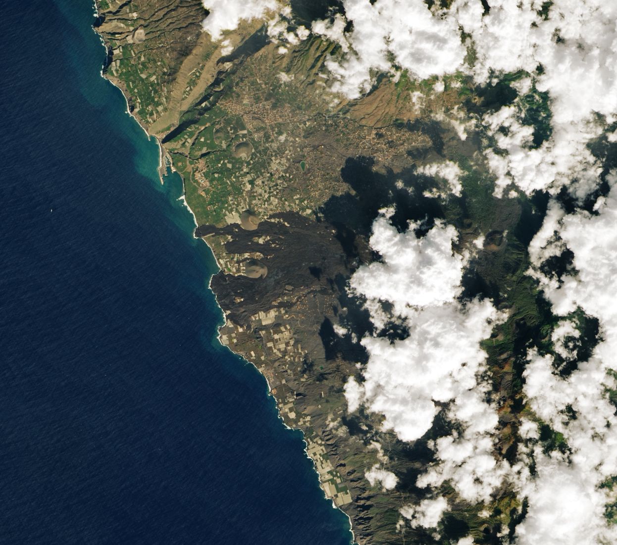 Imágenes del satélite Landsat de la NASA en las que se muestran los cambios experimentados en el oeste de de La Palma, tras tres meses de erupción volcánica.