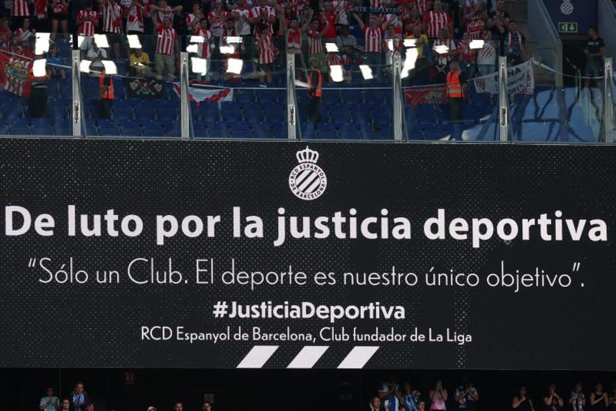 Pancarta en la grada del RCDE Stadium este domingo.