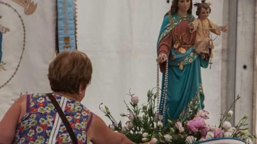 Cientos de santapoleros han participado en las celebraciones en torno a la Virgen del Rosario.