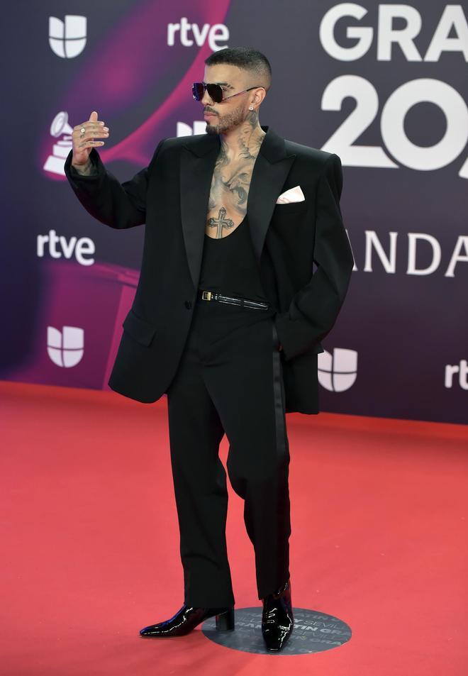 Rauw Alejandro en la alfombra roja de los Latin Grammy 2023