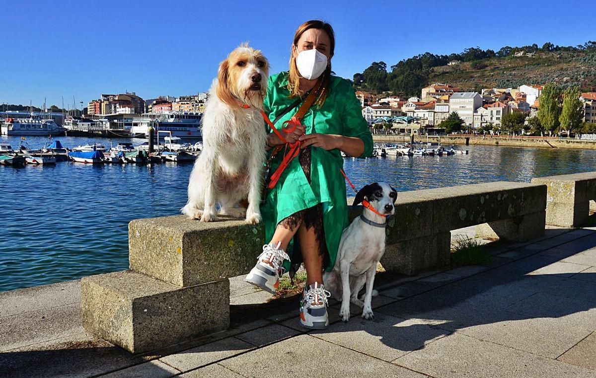 Ana Mariño, con Frodo (izquierda) y Mía, en uno desus paseos. | // GONZALO NÚÑEZ
