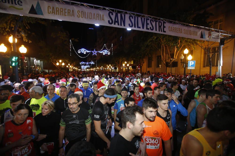 Una San Silvestre lúdica y solidaria recorre Alicante.