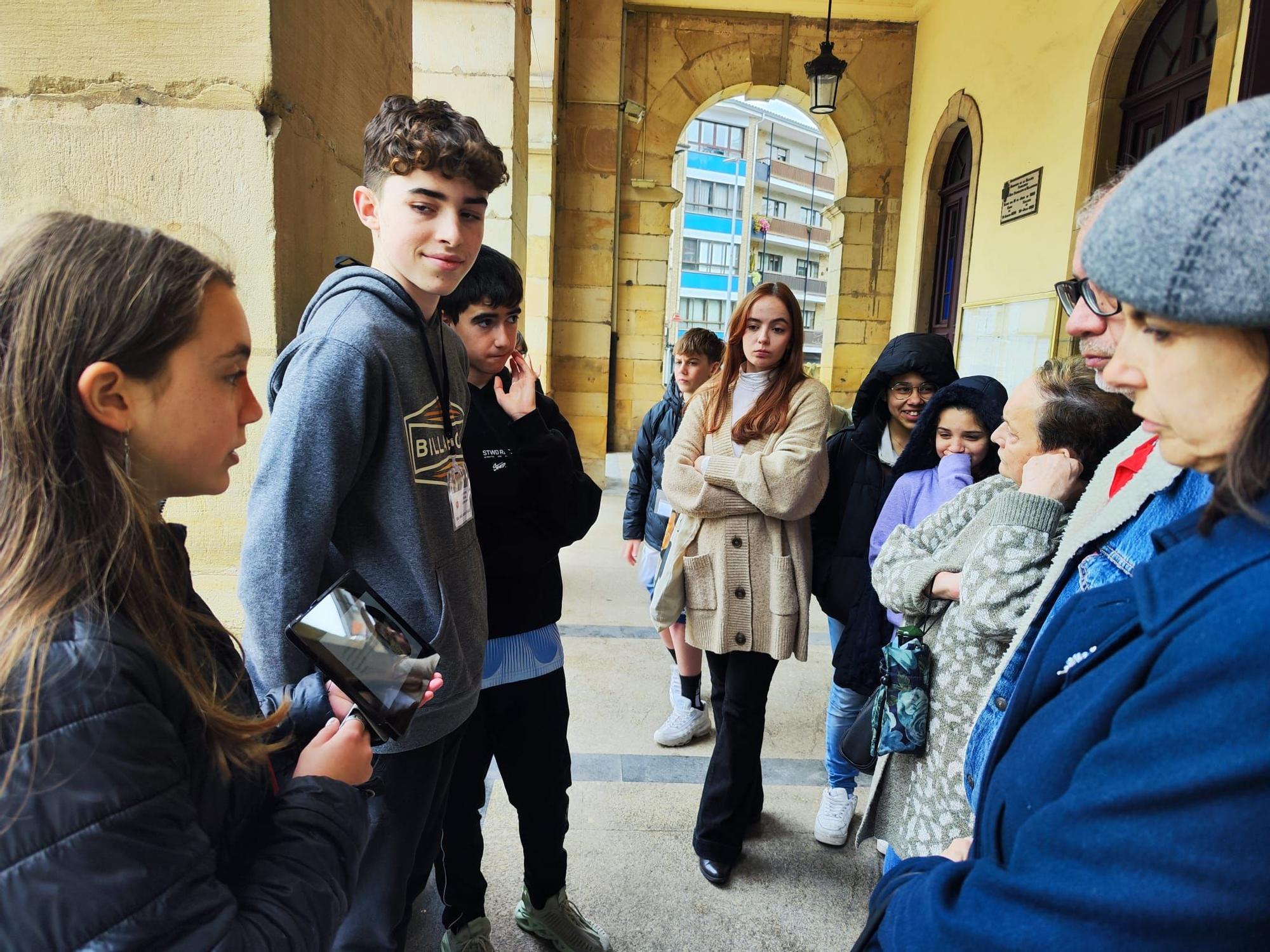 La historia medieval de Villaviciosa, de las aulas a las calles: así han ejercido los alumnos del instituto como guías turísticos