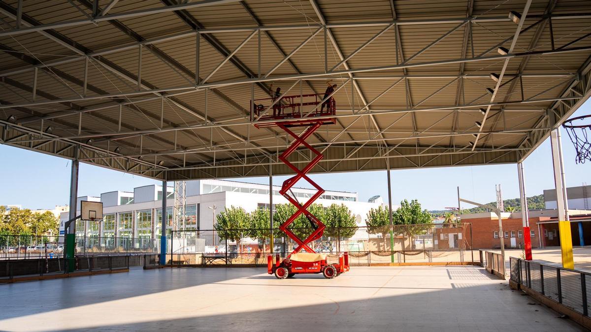 Els treballs de millora a l’escola Pere Torrent inclouen actuacions a la pista esportiva exterior