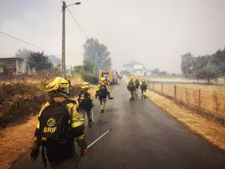 Así trabajan los bomberos forestales en el incendio de Oímbra