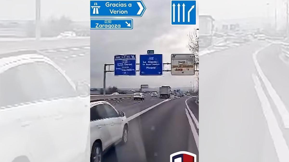 Un frame del vídeo que se ha viralizado en redes sociales, en el momento exacto de la infracción