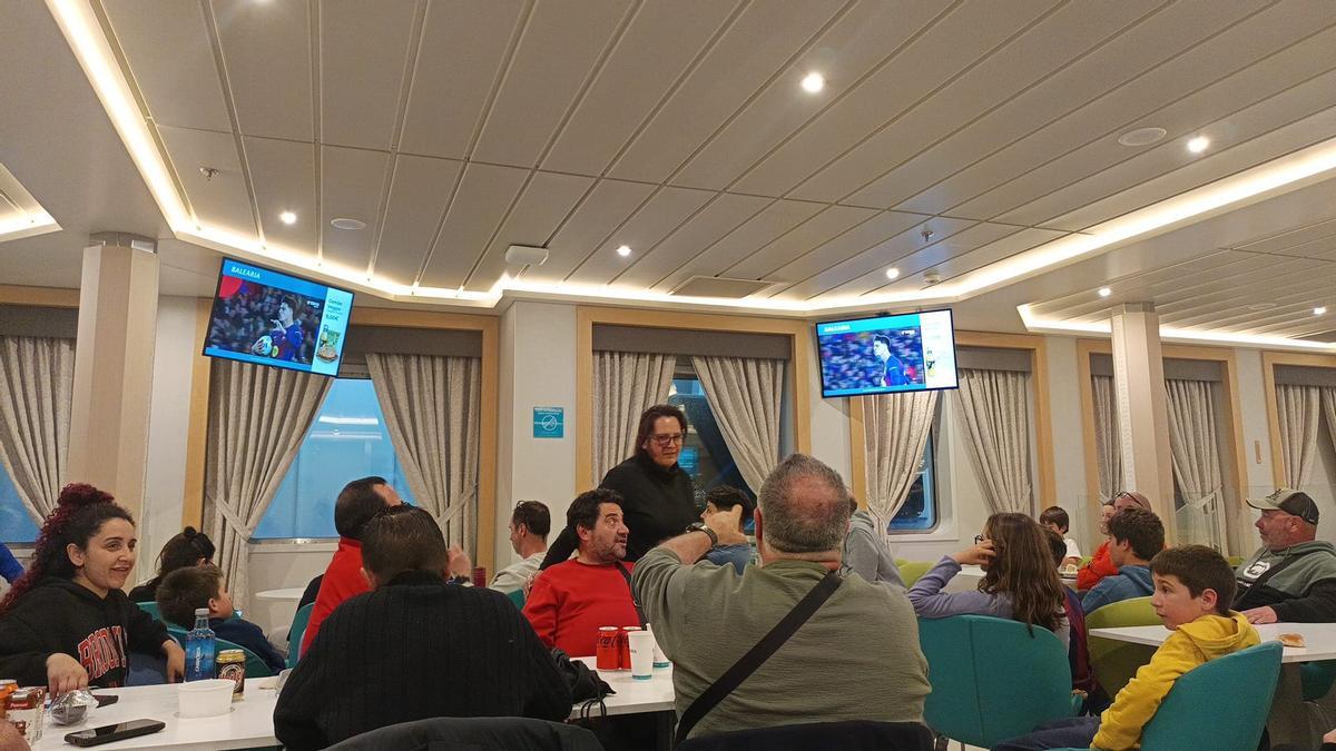 Los clientes viajaron en los incómodos asientos de la zona del comedor del barco