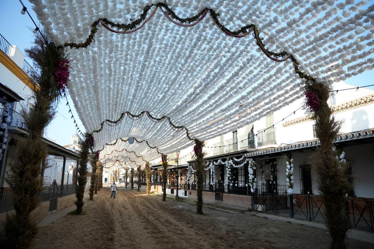Imágenes de los preparativos en la aldea del Rocío. A 18 de agosto de 2026 en El Rocío, Almonte (Huelva, Andalucía). La aldea de El Rocío ya se prepara para uno de sus momentos más esperados. Los vecinos trabajan en el tradicional engalanado de las calles con flores de papel, arcos y estructuras adornadas con romero ante la próxima salida de la Virgen de su Santuario. La Pastora emprenderá el 19 de agosto su traslado hasta Almonte, donde permanecerá durante nueve meses antes de regresar de nuevo a la aldea. 18 AGOSTO 2026 Joaquín Corchero / Europa Press 18/08/2026. Joaquín Corchero;category_code_new