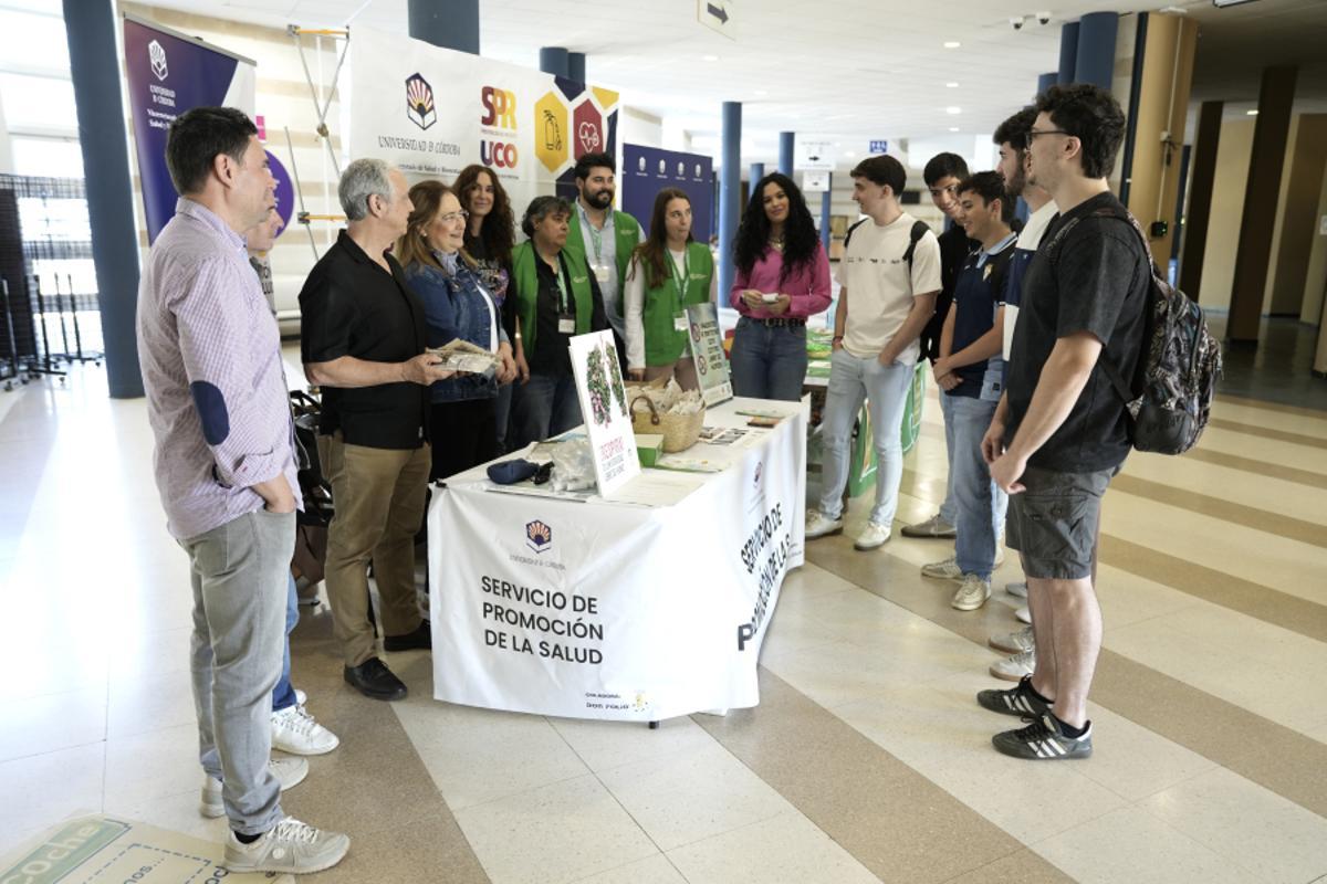 Mesa informativa instalada en la Universidad de Córdoba para concienciar contra el tabaquismo.