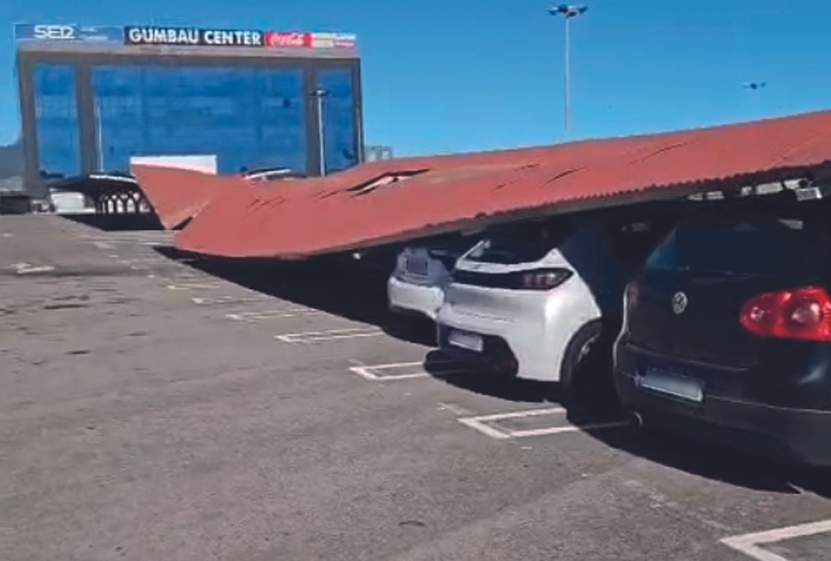 Coches atrapados por el techado caído del parking de Carrefour en Castelló. Coches atrapados por el techado caído del parking de Carrefour en Castelló.