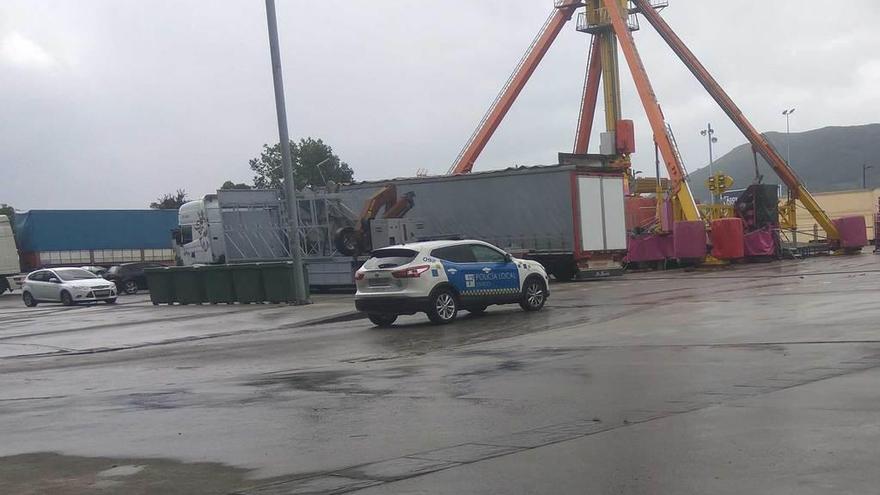 Una patrulla de la Policía Local custodiando el recinto ferial instalado junto al Tartiere.