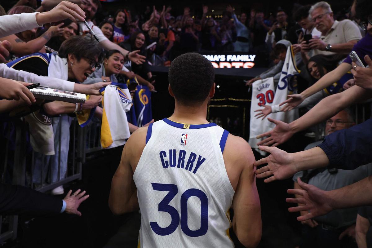 Stephen Curry, de Golden State Warriors, se marcha de la pista de Phoenix tras la eliminación en los play in de la NBA.