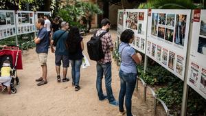 Visitantes en la exposición sobre los 40 años de EL PERIÓDICO, en los jardines del Palau Robert de Barcelona.