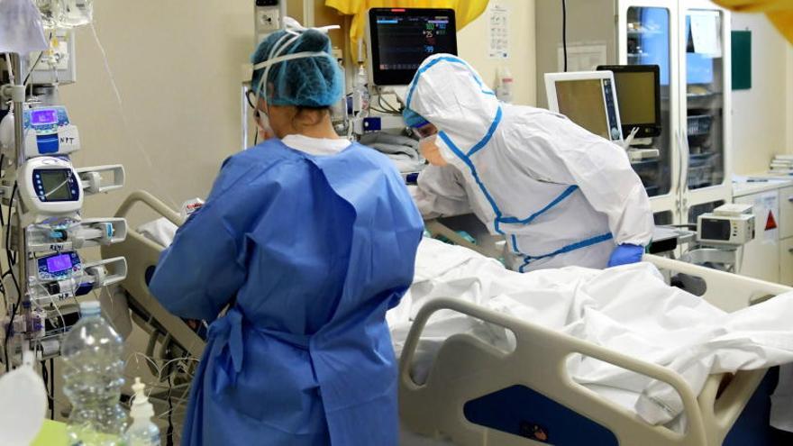 Sanitarios en un hospital de Milán.