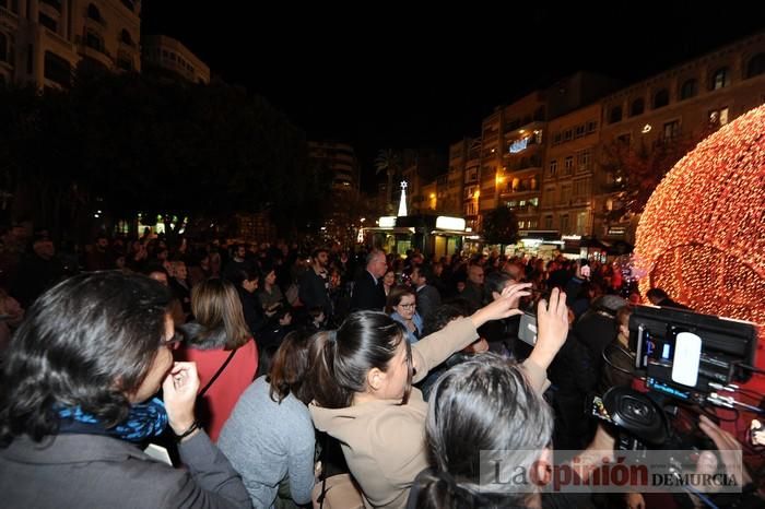 Estrellas y bolas ya brillan en las calles de Murcia