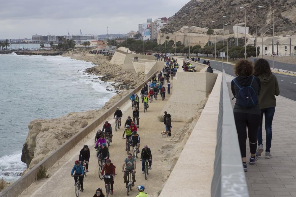 200 ciclistas exigen frente al Ayuntamiento una vía verde en La Cantera.