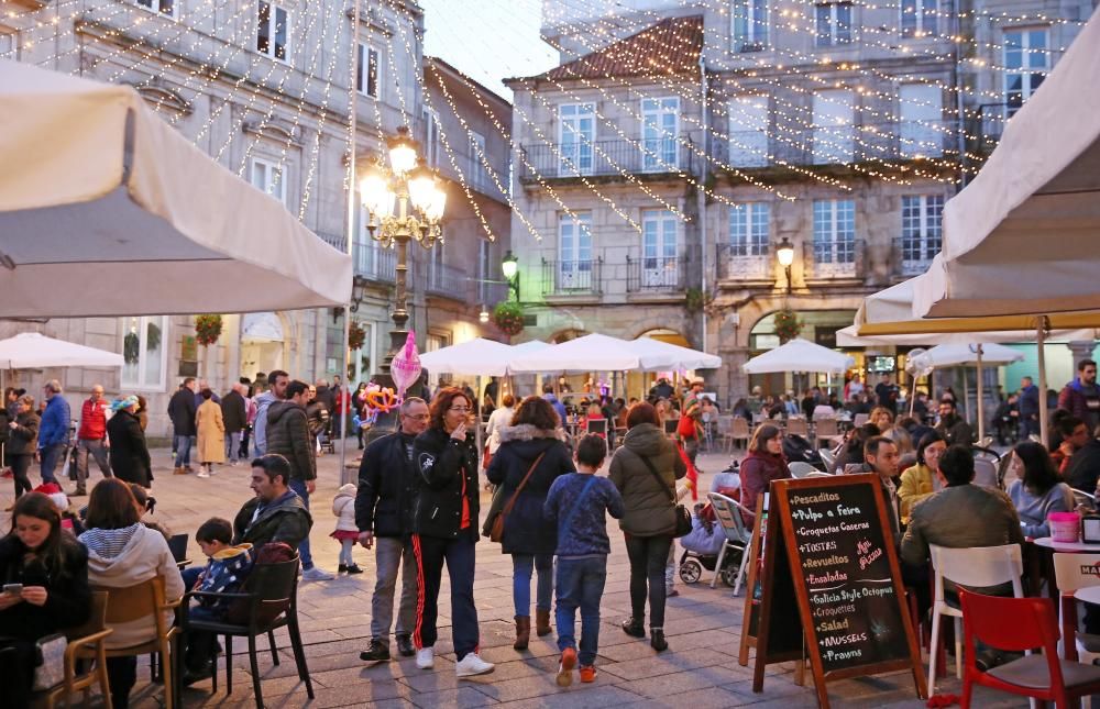 Las calles de Vigo, de nuevo atestadas de gente y de coches // Marta G. Brea