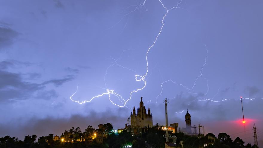 La tempesta elèctrica il·lumina la nit de Barcelona.